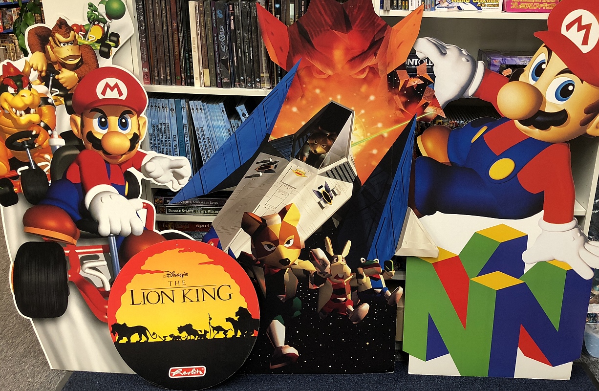 Diverse Nintendo Werbeaufsteller.